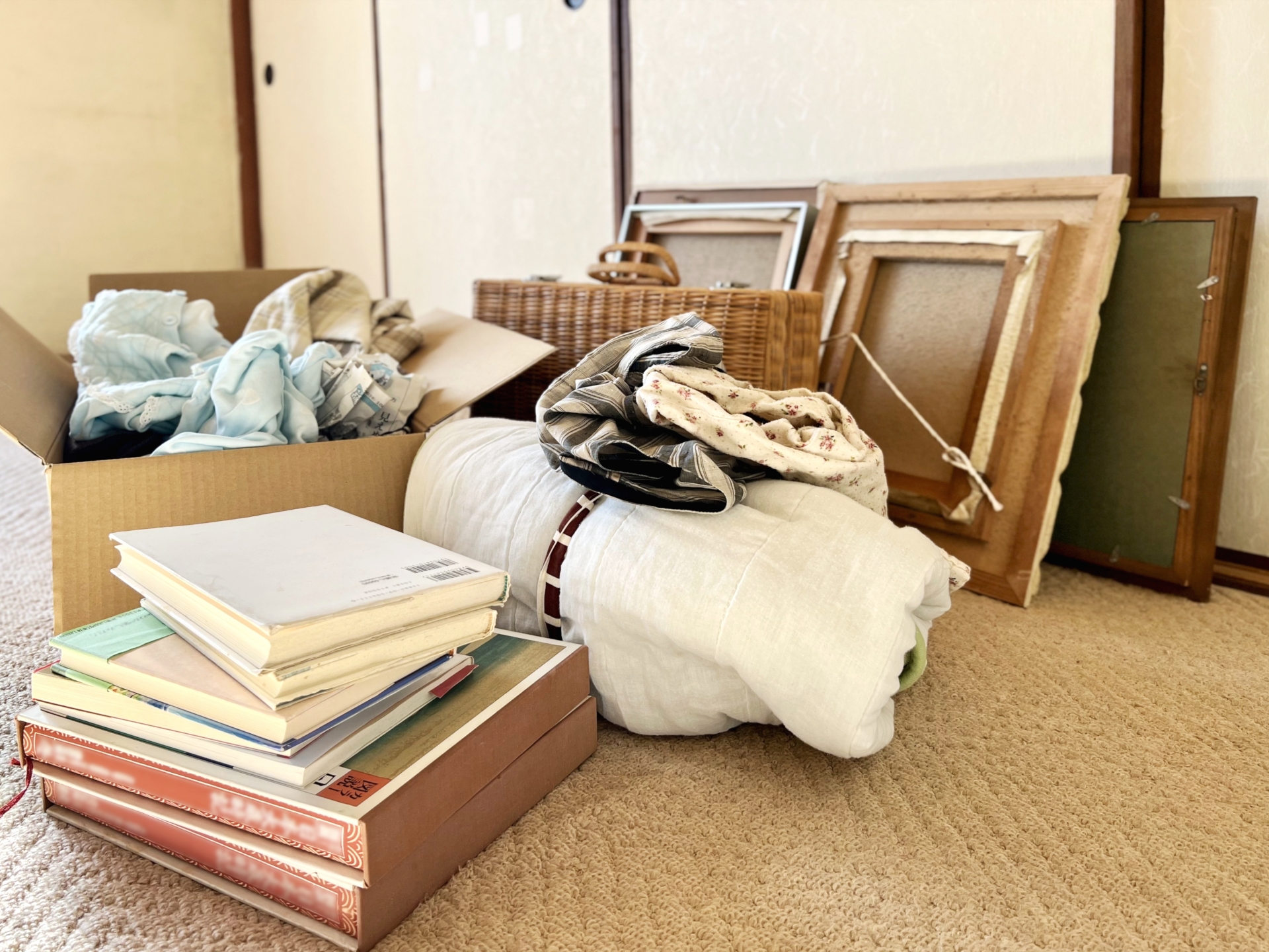 整理された衣類や布団などの生活用品